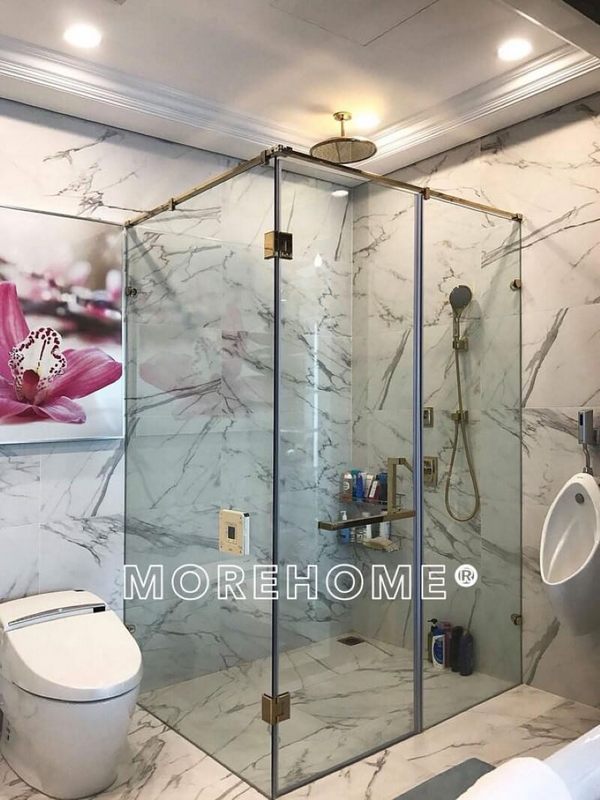 Gạch ốp trắng vân mây để trang trí phòng tắm master.