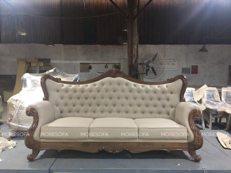 Sofa tân cổ điển với thiết kế đẹp, đẳng cấp, chất liệu gỗ tự nhiên óc chó chạm trổ hoa văn cầu kỳ, tỉ mỉ và bọc da cao cấp rút múi được cung cấp cho khách hàng ở Sài Gòn.